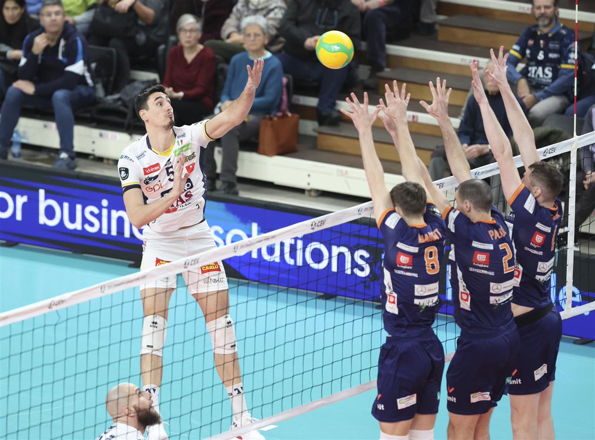 ACHVolley's tweet image. Zmaji do tesnega poraza proti favoriziranem Trentinu🏐

Slovenski prvaki so na prvi tekmi skupinskega dela lige prvakov gostovali pri večkratnem italijanskem prvaku Trentinu. Slednji je upravičil vlogo favoritov in slavil s 3:0.

Več o tekmi 👉ach-volley.si

📸CEV