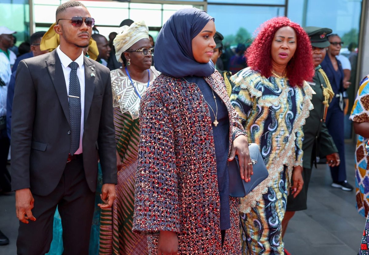 Cisse_Maps's tweet image. J’ai quitté Dakar ce jour en compagnie de ma sœur, Son Excellence Madame Debora Carvalho, Première Dame de la République du Cap-Vert, pour prendre part, en Sierra Leone, au lancement officiel de la campagne #BuildingResilience 2025–2027, sur invitation de Son Excellence Dr Fatima