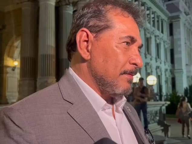 NationalNewsG's tweet photo. Ejecutivo sostiene reunión a puerta cerrada con alcaldes en medio de tensiones por Presidencia de la ANAM.

En una reunión privada y sin acceso a medios de comunicación, el Ejecutivo sostuvo un encuentro con decenas de alcaldes

Preocupación por intención de cooptar la ANAM https://t.co/w9nV9lNJQ3