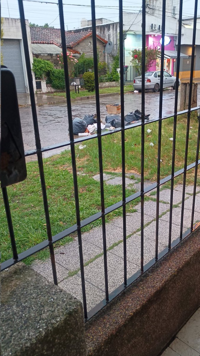 auro_vidal's tweet photo. @munimardelplata Buenas, estaría genial que pasen los de la grúa recolectora a buscar la mugre que se junta porque los vecinos son unos sucios y ellos encima piden propina para llevarse la mugre. Hay 2 MICROBASURALES en Balcarce entre Jara y 1°de mayo. Un asco!!! https://t.co/NlBlFhsOBw