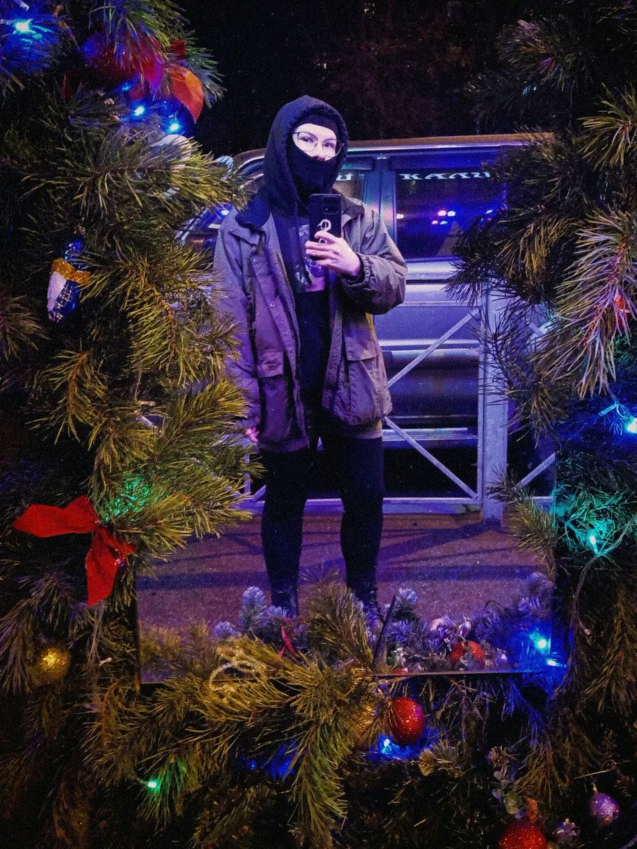 сегодня в питере только и разговоров, что об отключении интернета. ну а я погуляла под свой оффлайновый плейлист, обдумала всякое о жизни и даже зарядилась вайбами европейского рождества. если бы сюда можно было прикрепить трек, это был бы xmealone - lxst christmas