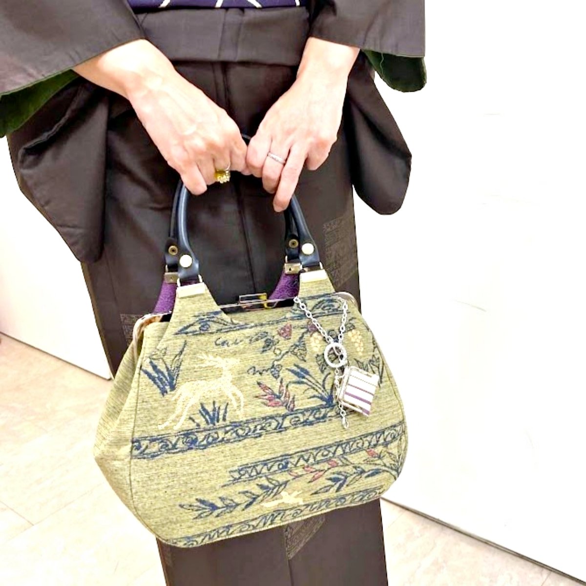 wa_remake's tweet photo. 鹿は古くから神の使いとされ、長寿や平穏を象徴する縁起の良い柄。
柄の美しさと意味が重なり、持つ人の心に静かな彩りを添えるバッグに仕上がりましたhttps://t.co/ptnYh1c9V9 #着物リメイク https://t.co/AGXs3Qn3V9
