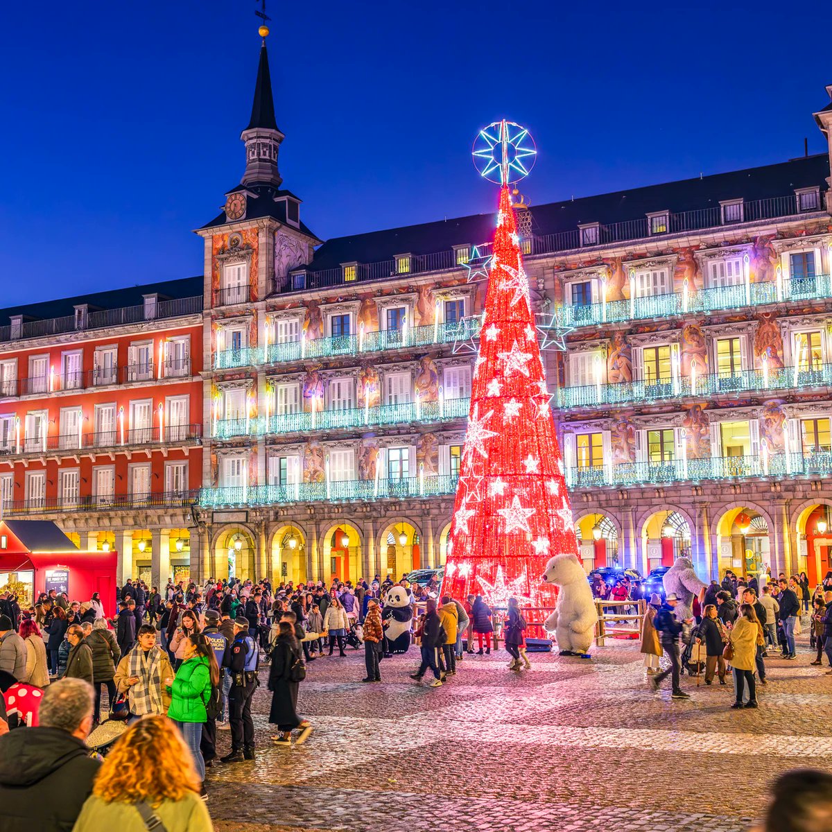 UnamunoAgain's tweet photo. En toda Europa ponen árboles de Navidad en Navidad. Sí, árboles. 

Mientras aquí seguimos con nuestros conos metálicos horteras

Sí, conos. Es increíble como nos han metido en la cabeza que un andamio cónico con luces es un árbol https://t.co/gPbdrj5IDx