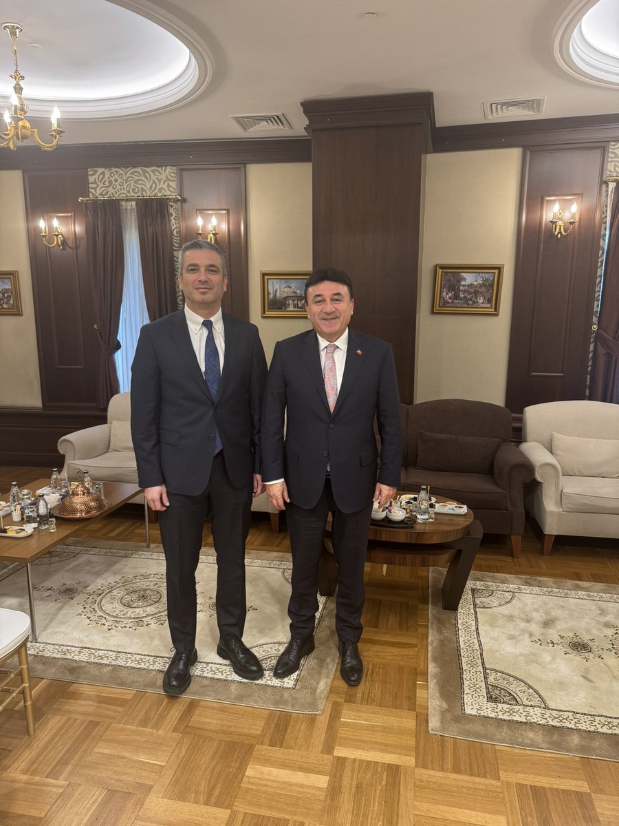 nazmisahin19's tweet photo. 📍Ankara

T.C. Çevre Şehircilik ve İklim Değişikliği Bakanlığı Meslek Hizmetleri Genel Müdürlüğümüz  ile İZODER iş birliğinde yürütülen “Binalarda Enerji Verimliliği Bölgesel Eğitimleri”nin 7’ncisi, 11 Aralık 2025 tarihinde Bakan Yardımcımız Sayın Burak Demiralp ve Ankara Valisi Sayın Vasip Şahin Meslek Hizmetleri Genel Müdürü Sayın Banu Aslan’ın katılımıyla TOBB Konferans Salonunda gerçekleşti.

Eğitim programı kapsamında; Ankara, Bartın, Bolu, Düzce, Çankırı, Eskişehir, Karabük, Kırıkkale, Kırşehir, Yozgat ve Zonguldak Çevre, Şehircilik ve İklim Değişikliği İl Müdürleri ile müdürlüklerin mühendis ve mimarları, ilgili idarelerin ruhsat ve yapı kullanma izin birimlerinde görevli personel, meslek odaları, yapı denetim kuruluşları, malzeme üreticileri ve proje müellifleri ile bir araya geldik.

Bakan Yardımcımız Sayın Burak Demiralp, Ankara Valisi Sayın Vasip Şahin,  TOBB Yönetim Kurulu Üyesi Sayın Selçuk Öztürk, TOBB Türkiye İklimlendirme Meclisi Başkan Yardımcısı Sayın Mehmet Şanal ve İZODER Başkanı Sayın Emrullah Eruslu’nın konuşma yaptığı programda, Meslek Hizmetler Genel Müdürlüğü çalışmaları hakkında bilgilendirme yapıldı. 

Toplantıya Yönetim Kurulu üyelerimiz ve dernek üyelerimiz ile katılım sağladık. Verimli geçen toplantı için emeği geçen  tüm paydaşlara teşekkür ederiz.

https://t.co/q5OwVoeqBr

@burakdemiralptr @vasipsahin @baslan06  @selcukozturk_ @TOBBiletisim @yddmdofficial @MeslekiHizmet @AnkaraValiligi
#izoder #beptr #yestr #nseb #TS825 #binalardaenerjiverimliliği #enerjikimlikbelgesi #yesilbina #enerjiverimli #ısıyalıtımı #yapı #bina #mühendis #mimar