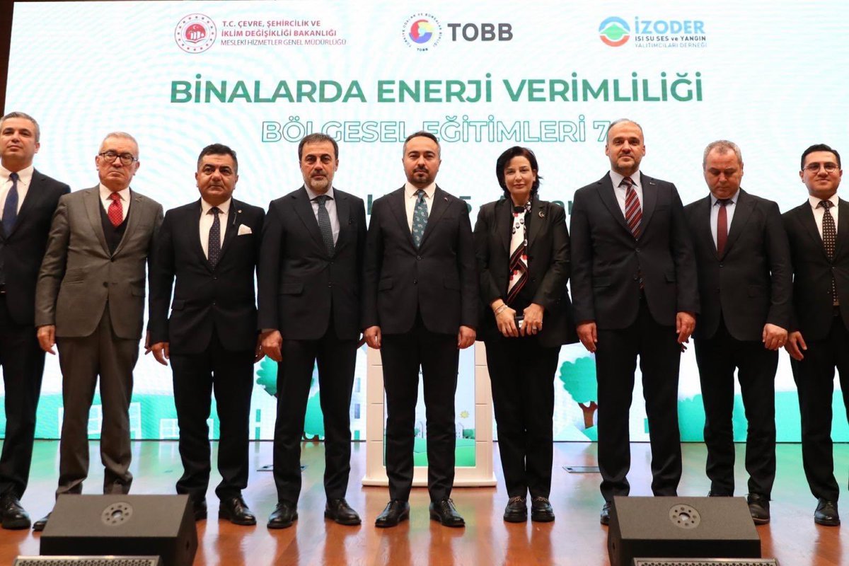 nazmisahin19's tweet photo. 📍Ankara

T.C. Çevre Şehircilik ve İklim Değişikliği Bakanlığı Meslek Hizmetleri Genel Müdürlüğümüz  ile İZODER iş birliğinde yürütülen “Binalarda Enerji Verimliliği Bölgesel Eğitimleri”nin 7’ncisi, 11 Aralık 2025 tarihinde Bakan Yardımcımız Sayın Burak Demiralp ve Ankara Valisi Sayın Vasip Şahin Meslek Hizmetleri Genel Müdürü Sayın Banu Aslan’ın katılımıyla TOBB Konferans Salonunda gerçekleşti.

Eğitim programı kapsamında; Ankara, Bartın, Bolu, Düzce, Çankırı, Eskişehir, Karabük, Kırıkkale, Kırşehir, Yozgat ve Zonguldak Çevre, Şehircilik ve İklim Değişikliği İl Müdürleri ile müdürlüklerin mühendis ve mimarları, ilgili idarelerin ruhsat ve yapı kullanma izin birimlerinde görevli personel, meslek odaları, yapı denetim kuruluşları, malzeme üreticileri ve proje müellifleri ile bir araya geldik.

Bakan Yardımcımız Sayın Burak Demiralp, Ankara Valisi Sayın Vasip Şahin,  TOBB Yönetim Kurulu Üyesi Sayın Selçuk Öztürk, TOBB Türkiye İklimlendirme Meclisi Başkan Yardımcısı Sayın Mehmet Şanal ve İZODER Başkanı Sayın Emrullah Eruslu’nın konuşma yaptığı programda, Meslek Hizmetler Genel Müdürlüğü çalışmaları hakkında bilgilendirme yapıldı. 

Toplantıya Yönetim Kurulu üyelerimiz ve dernek üyelerimiz ile katılım sağladık. Verimli geçen toplantı için emeği geçen  tüm paydaşlara teşekkür ederiz.

https://t.co/q5OwVoeqBr

@burakdemiralptr @vasipsahin @baslan06  @selcukozturk_ @TOBBiletisim @yddmdofficial @MeslekiHizmet @AnkaraValiligi
#izoder #beptr #yestr #nseb #TS825 #binalardaenerjiverimliliği #enerjikimlikbelgesi #yesilbina #enerjiverimli #ısıyalıtımı #yapı #bina #mühendis #mimar