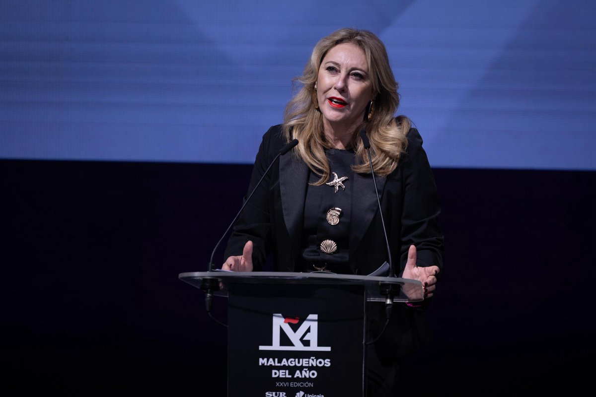 DiarioSUR's tweet photo. 🏆 #PremioSUR | @CarolinaEspanaR , consejera de @EconoHaciendAND de @andaluciajunta , sube al escenario: «Esta #Málaga que no deja de brillar es un territorio fértil para las oportunidades»

En directo 👇🏼
https://t.co/E6H4YAEzSH https://t.co/E4KynSCHVF