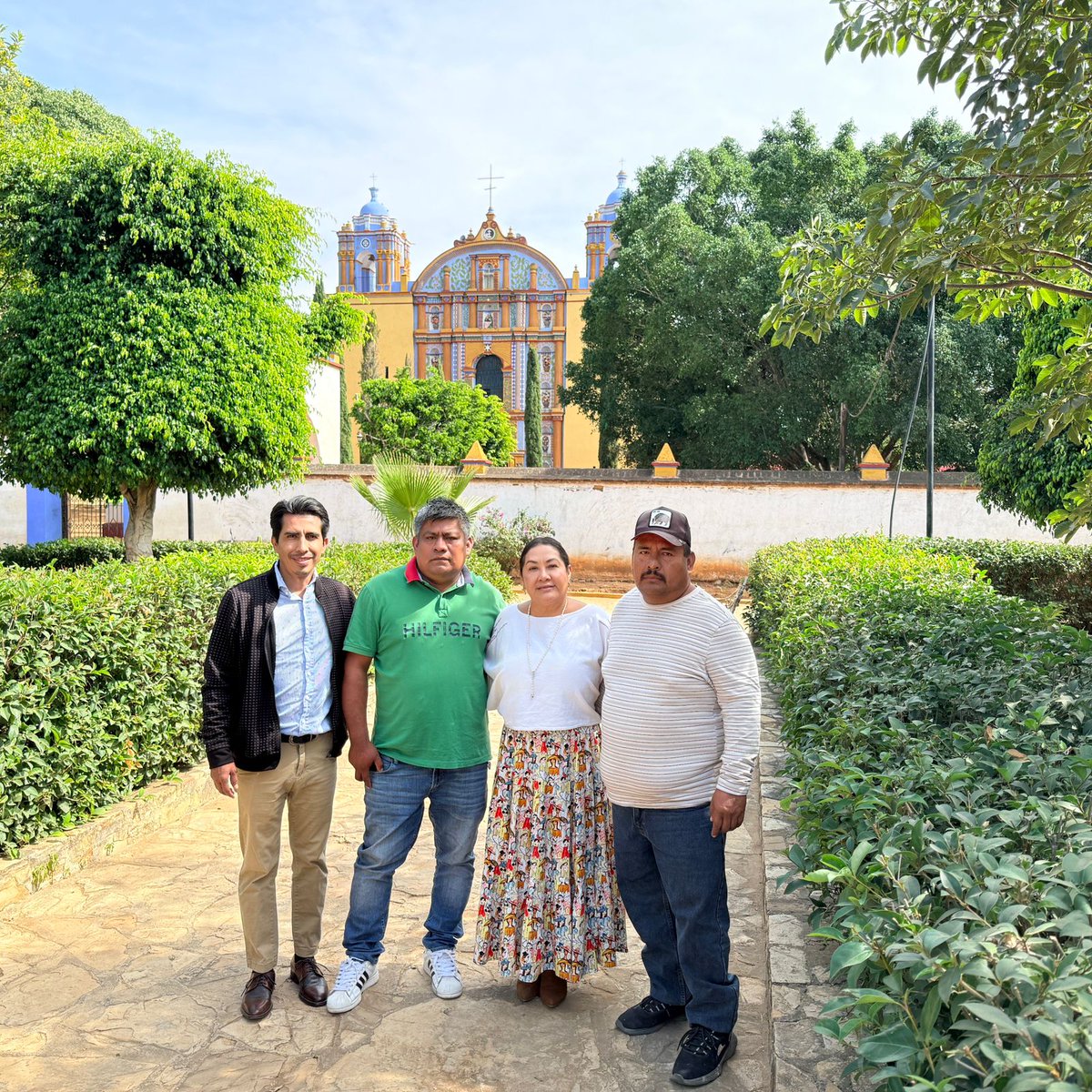 PETEOOAX's tweet photo. La Presidenta de Fuerza por Oaxaca, @SalomeMtzS, junto al Coordinador Territorial, Rubén Madrigal, realizó un recorrido de trabajo en la comunidad de Santa Ana Zegache con el objetivo de fortalecer el vínculo con la ciudadanía y consolidar las estructuras locales de nuestro Partido.

Durante la visita, se sostuvieron diálogos directos con vecinas y vecinos, lo que permitió conocer de primera mano sus necesidades, escuchar sus propuestas y reconocer los avances logrados gracias al esfuerzo conjunto de la comunidad.

En el recorrido participaron también el Regidor Margarito Pérez Benítez y Martín Antonio, referente de Fuerza por Oaxaca en el municipio. 

Su presencia reafirmó el compromiso institucional de mantener un trabajo cercano, constante y coordinado con la población.

En Fuerza por Oaxaca, reafirmamos nuestra convicción de que, a través de la colaboración ciudadana y el trabajo organizado, es posible consolidar la verdadera Cuarta Transformación en nuestro estado, impulsando acciones que promuevan el bienestar, la justicia social y el desarrollo para todas y todos.

#SomosLaFuerzaQueTransforma
#SomosLaFuerzaDeOaxaca
#SomosLaFuerzaDeLa4Transformacion