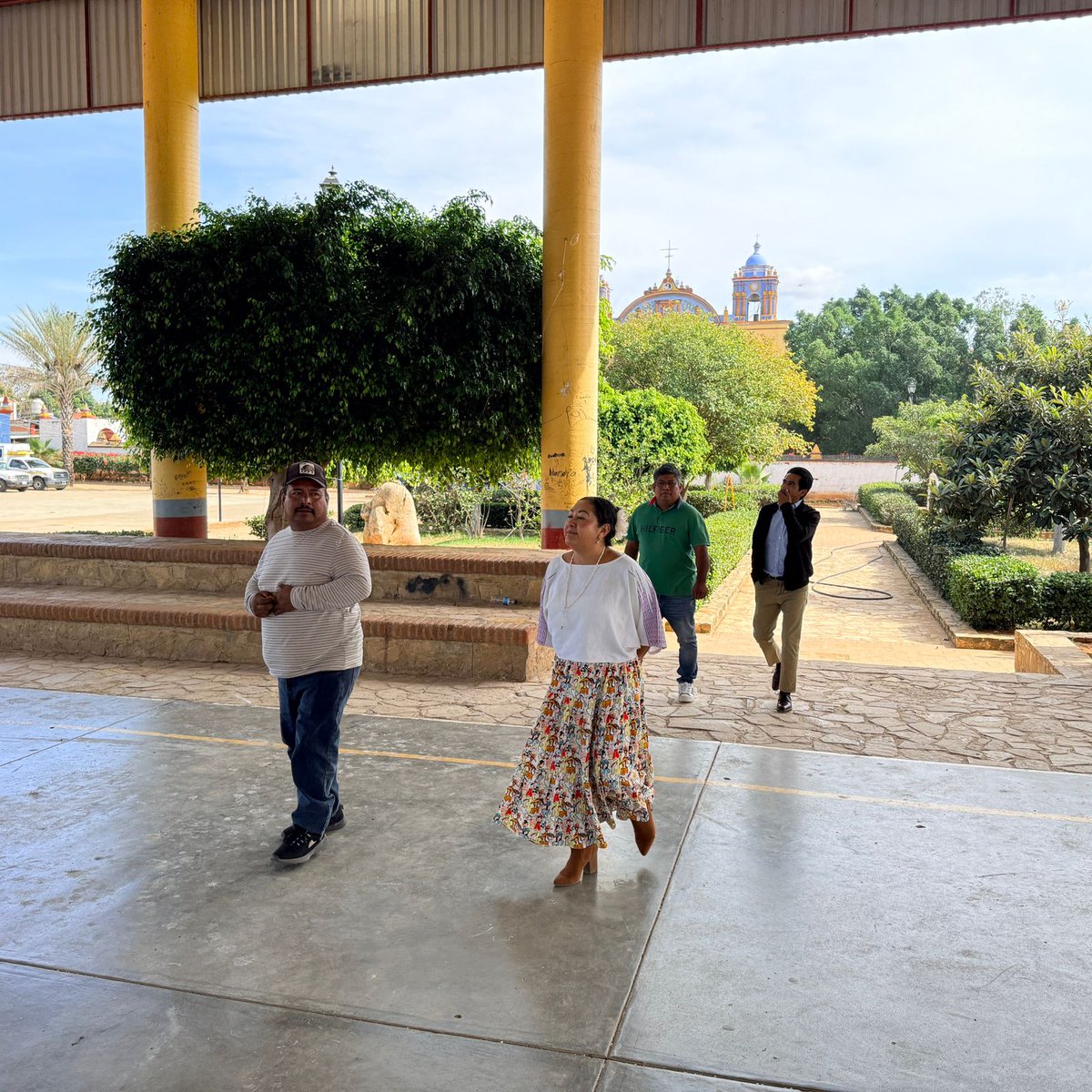 PETEOOAX's tweet photo. La Presidenta de Fuerza por Oaxaca, @SalomeMtzS, junto al Coordinador Territorial, Rubén Madrigal, realizó un recorrido de trabajo en la comunidad de Santa Ana Zegache con el objetivo de fortalecer el vínculo con la ciudadanía y consolidar las estructuras locales de nuestro Partido.

Durante la visita, se sostuvieron diálogos directos con vecinas y vecinos, lo que permitió conocer de primera mano sus necesidades, escuchar sus propuestas y reconocer los avances logrados gracias al esfuerzo conjunto de la comunidad.

En el recorrido participaron también el Regidor Margarito Pérez Benítez y Martín Antonio, referente de Fuerza por Oaxaca en el municipio. 

Su presencia reafirmó el compromiso institucional de mantener un trabajo cercano, constante y coordinado con la población.

En Fuerza por Oaxaca, reafirmamos nuestra convicción de que, a través de la colaboración ciudadana y el trabajo organizado, es posible consolidar la verdadera Cuarta Transformación en nuestro estado, impulsando acciones que promuevan el bienestar, la justicia social y el desarrollo para todas y todos.

#SomosLaFuerzaQueTransforma
#SomosLaFuerzaDeOaxaca
#SomosLaFuerzaDeLa4Transformacion