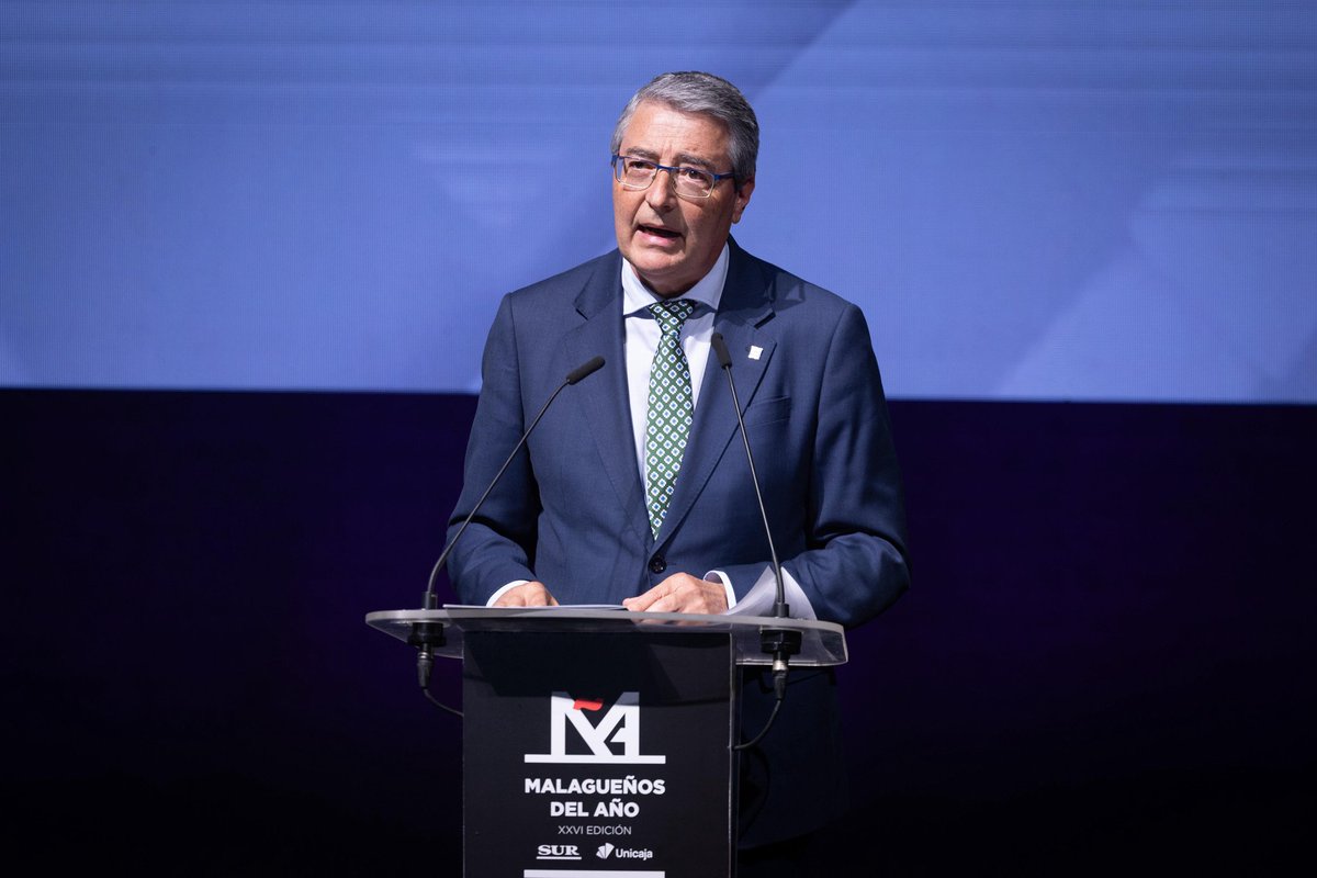 DiarioSUR's tweet photo. 🏆 #PremioSUR |  El presidente de @diputacionMLG , @Francissalado , toma la palabra: «Los premiados de esta edición son el reflejo de la #Malaga pujante, diversa, vibrante y creativa»

En directo 👇🏼
https://t.co/E6H4YAEzSH https://t.co/gELcxxs7Uu