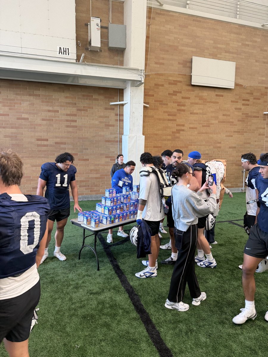 Mitch_Harper's tweet image. BYU players had some Pop-Tarts waiting for them after practice today.