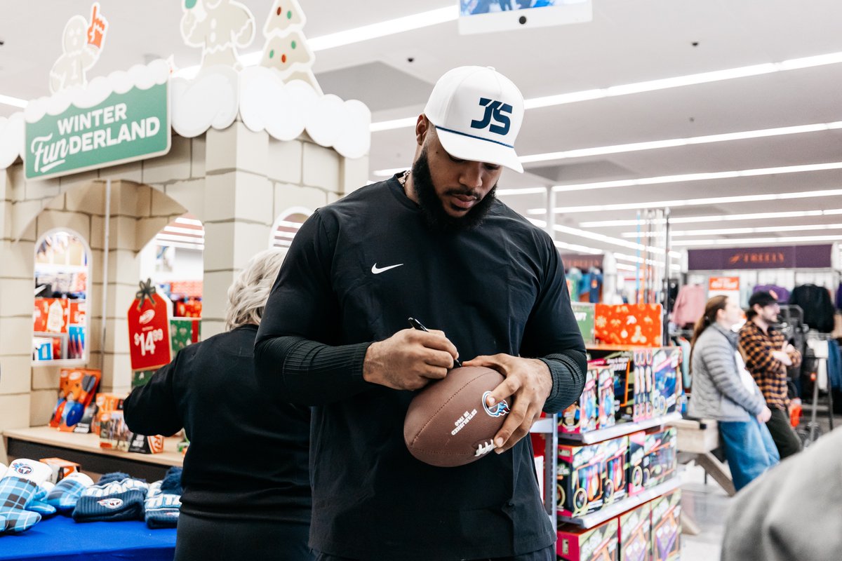 Titans's tweet image. Retweet this post for a chance to win a Jeffery Simmons Autographed Football! You must be following us for a chance to win! #TitanUpFriday 

#WPMOYChallenge Jeffery Simmons
#ProBowlVote @GrindSimmons94