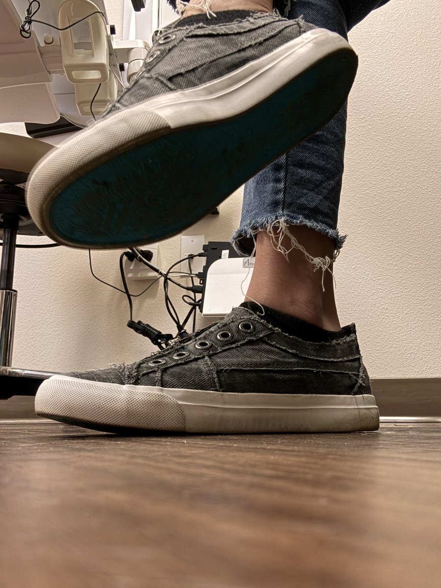 Rues_patitas's tweet image. Down boy, sit right next to mommy and be a good boy.