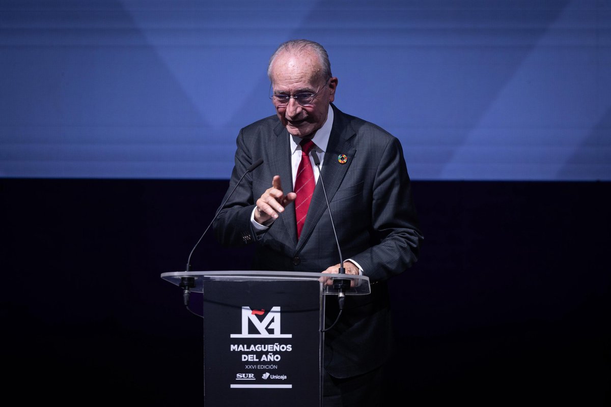 DiarioSUR's tweet photo. 🏆 #PremioSUR | Turno para @pacodelatorrep , alcalde de @malaga : «Los premiados han tenido ilusión, pasión y han puesto esfuerzo. Tres palabras claves en el progreso de la sociedad»

En directo 👇🏼
https://t.co/E6H4YAEzSH https://t.co/NYA9gSNPLO