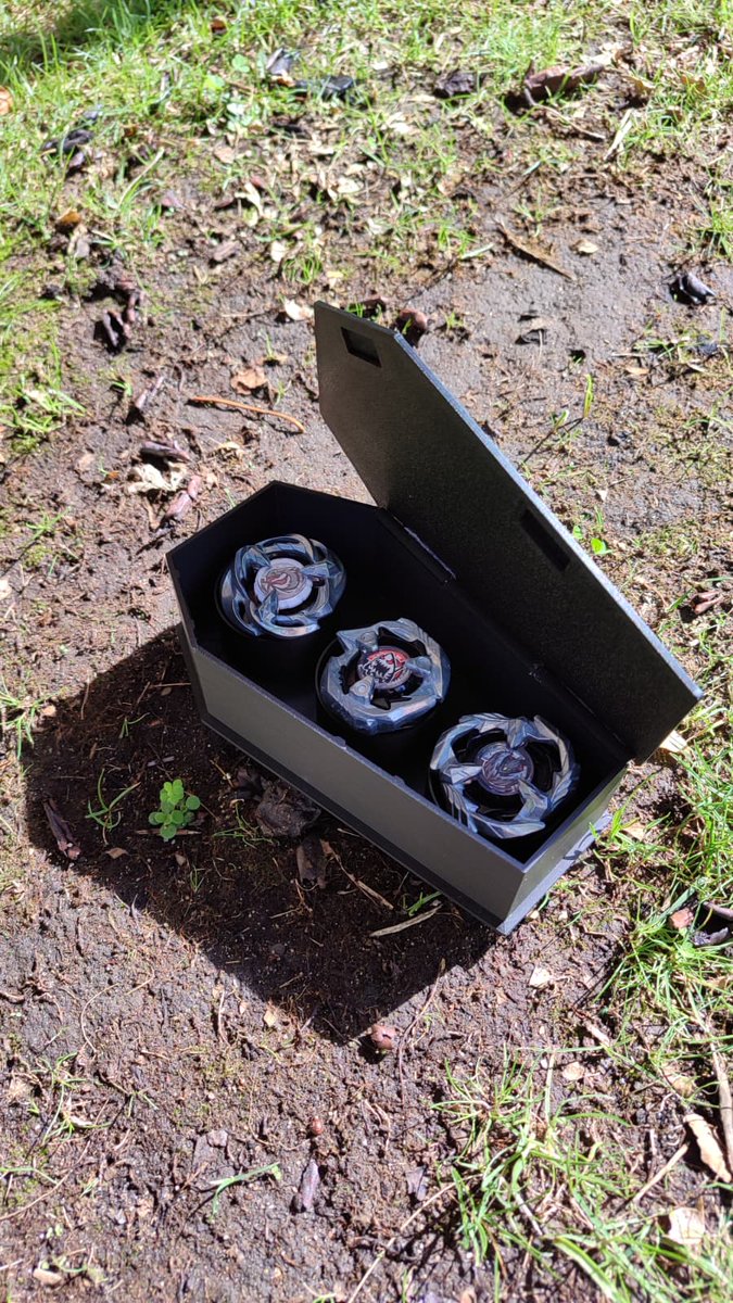 printaminis's tweet image. La spooky season es un estado mental 💀🎃.

Aterra a tus rivales todo el año con esta Deckbox ataúd ⚰️👻.

Link al modelo⬇️