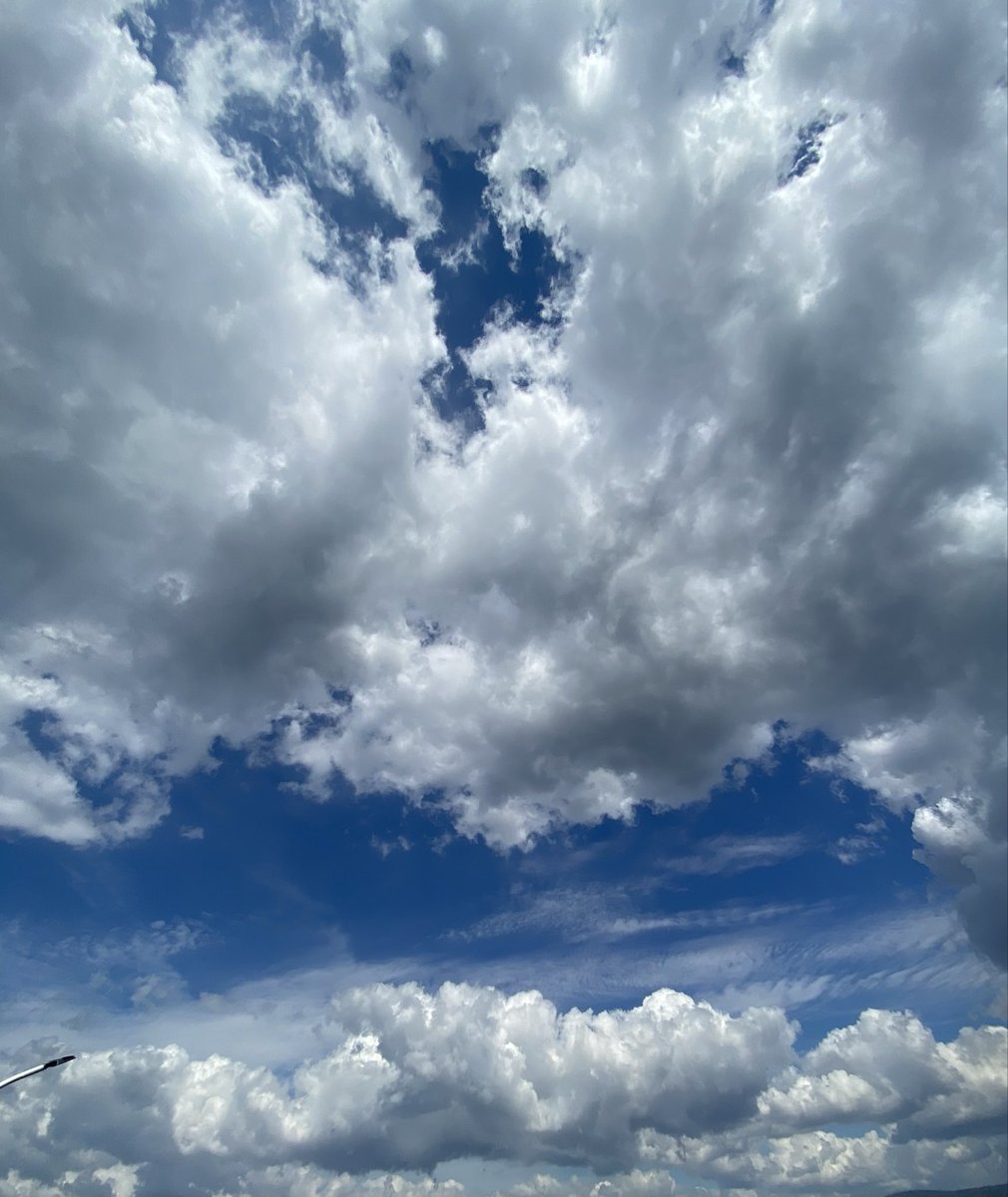 Çocuklar inanın inanın çocuklar
Güzel günler göreceğiz güneşli günler
Motorları maviliklere süreceğiz
Güzel günler göreceğiz güneşli günler
                                                Edip Akbayram