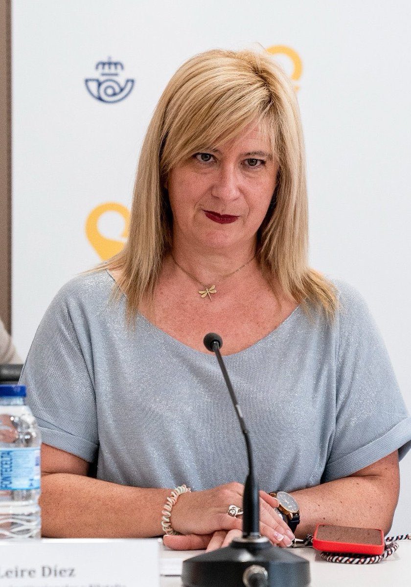 El voto por correo estuvo, entre otros, en manos de esta tía. 

Duerme en un calabozo…