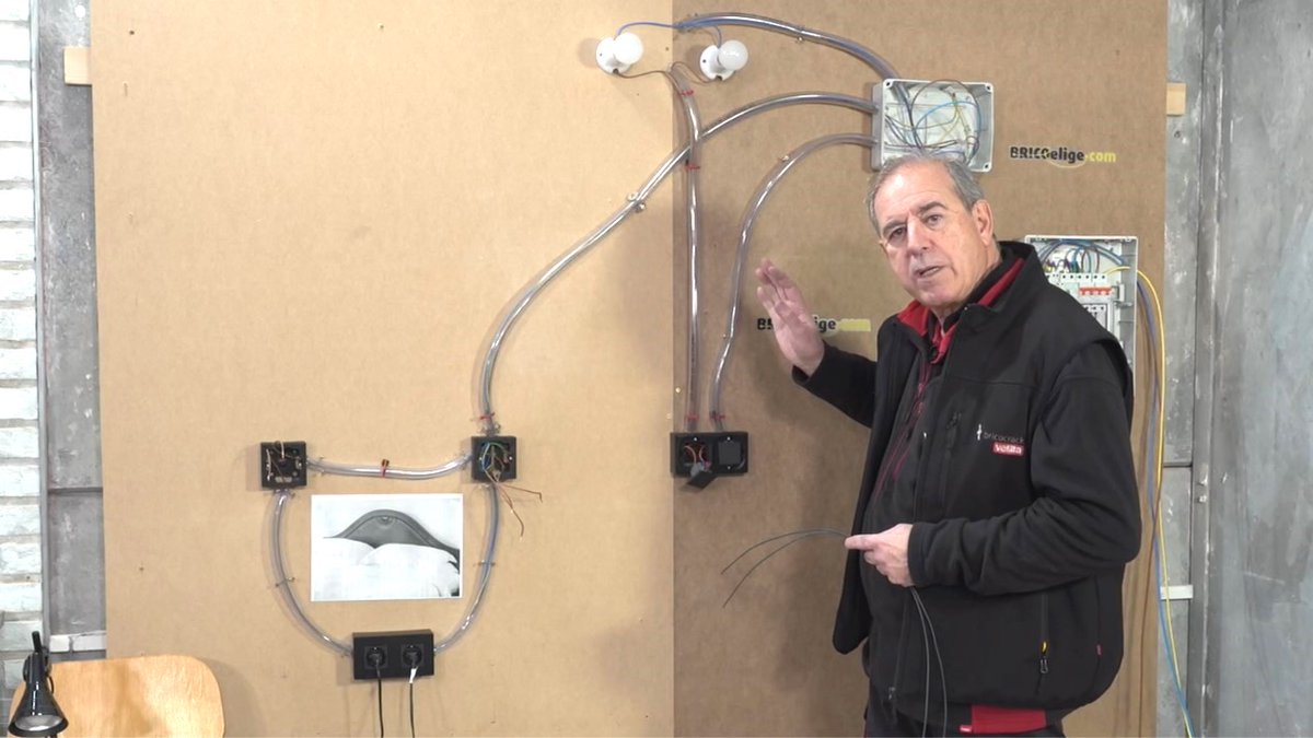 Bricocrack's tweet photo. 💡🛌💤¿Tienes que levantarte para apagar la luz del dormitorio?😣
¿No sabes cómo poner un interruptor más?😞
#Tutorial viernes en YouTube: #cruzamiento e #interruptorinalámbrico para mejorar #lucesdormitorio.
Con mecanismos #Simon270 @Bricoelige y ropa trabajo #VelillaGroup. https://t.co/jm9rAA43sQ