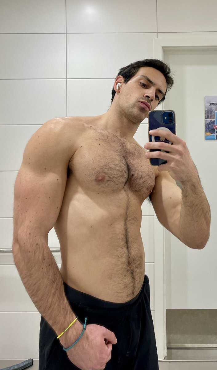 QuieroEstarAhi's tweet photo. No es modelo, pero debería serlo. 🧍♂️✨
#OrgulloVisible #gayselfie https://t.co/qGyVKSLbhD