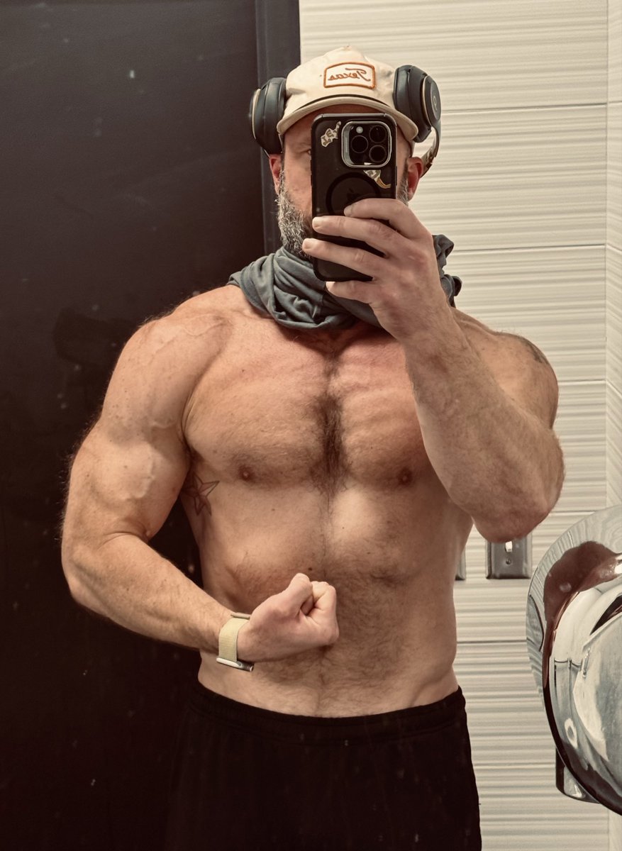 Push day (chest/shoulders/triceps/abs) with 20 minutes of z2 cardio afterwards. 

Crazy pump on front delts (for me).