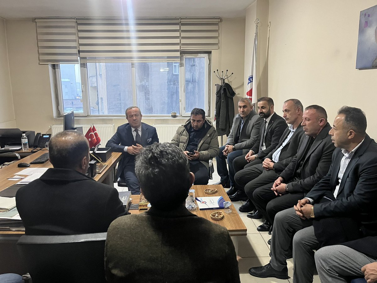Akgencyova's tweet photo. 📍 Yüksekova Meslek Yüksekokulu Ziyareti

İl Başkanımız Sn. Av. @KayaZeydin ,
İlçe Başkanımız Sn. @BurhanYASAR30 ,
İlçe Gençlik Kolları Başkanımız Sn.@srvtkrstakkurt ve teşkilat mensuplarımızla birlikte;

Yüksekova Meslek Yüksekokulumuzu ziyaret ederek okul yöneticilerimiz, akademisyenlerimiz ve öğrencilerimizle son derece verimli bir istişare toplantısı gerçekleştirdiler.

Ziyaretimizde; Meslek Yüksekokulumuzun yeni bina inşaatı başta olmak üzere öğrencilerimizin eğitim süreçleri, mesleki gelişimleri, kariyer hedefleri ve üniversite yaşamına dair her konuda kapsamlı değerlendirmelerde bulundular.

Bir kez daha gördük ki; gençlerimiz sadece bugünün değil, yarınlarımızın da en büyük umududur. Onların düşünceleri, hayalleri ve ortaya koydukları enerji; ilçemizin, şehrimizin ve ülkemizin geleceğini şekillendirecek en değerli güçtür.
Her bir öğrencimizin attığı adımın yanında olmak, yolculuklarına destek olmak ve ufuklarını genişletecek imkânlar sunmak bizler için hem bir sorumluluk hem de büyük bir onurdur.

Okul yöneticilerimize, özverili akademisyenlerimize ve geleceğimize yön verecek tüm öğrenci kardeşlerimize teşekkür ediyor;
İl Başkanımız Sayın Av. Zeydin Kaya, öğrencilere başarı, azim, cesaret ve vizyon dolu bir akademik hayat temennisinde bulunarak her daim yanlarında olduklarını ifade ettiler.
