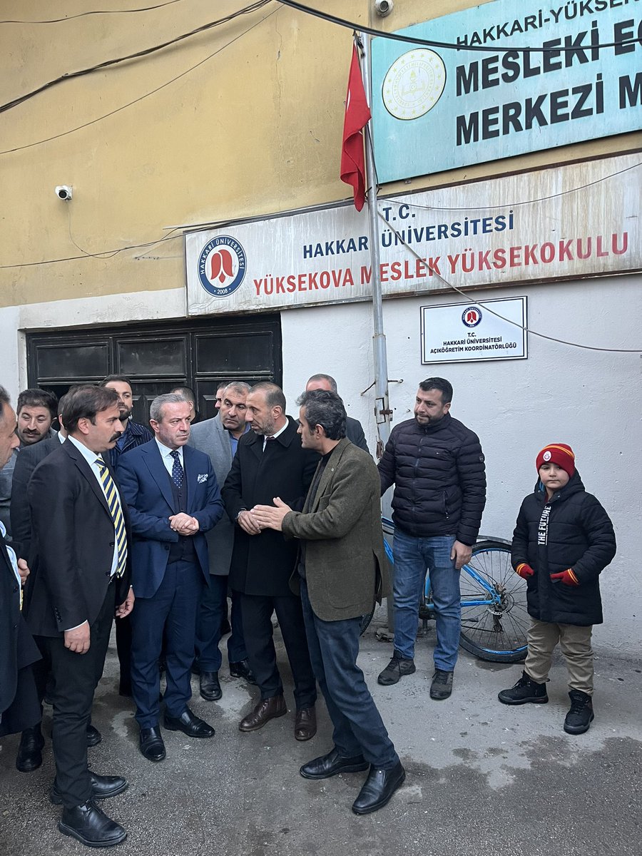 Akgencyova's tweet photo. 📍 Yüksekova Meslek Yüksekokulu Ziyareti

İl Başkanımız Sn. Av. @KayaZeydin ,
İlçe Başkanımız Sn. @BurhanYASAR30 ,
İlçe Gençlik Kolları Başkanımız Sn.@srvtkrstakkurt ve teşkilat mensuplarımızla birlikte;

Yüksekova Meslek Yüksekokulumuzu ziyaret ederek okul yöneticilerimiz, akademisyenlerimiz ve öğrencilerimizle son derece verimli bir istişare toplantısı gerçekleştirdiler.

Ziyaretimizde; Meslek Yüksekokulumuzun yeni bina inşaatı başta olmak üzere öğrencilerimizin eğitim süreçleri, mesleki gelişimleri, kariyer hedefleri ve üniversite yaşamına dair her konuda kapsamlı değerlendirmelerde bulundular.

Bir kez daha gördük ki; gençlerimiz sadece bugünün değil, yarınlarımızın da en büyük umududur. Onların düşünceleri, hayalleri ve ortaya koydukları enerji; ilçemizin, şehrimizin ve ülkemizin geleceğini şekillendirecek en değerli güçtür.
Her bir öğrencimizin attığı adımın yanında olmak, yolculuklarına destek olmak ve ufuklarını genişletecek imkânlar sunmak bizler için hem bir sorumluluk hem de büyük bir onurdur.

Okul yöneticilerimize, özverili akademisyenlerimize ve geleceğimize yön verecek tüm öğrenci kardeşlerimize teşekkür ediyor;
İl Başkanımız Sayın Av. Zeydin Kaya, öğrencilere başarı, azim, cesaret ve vizyon dolu bir akademik hayat temennisinde bulunarak her daim yanlarında olduklarını ifade ettiler.