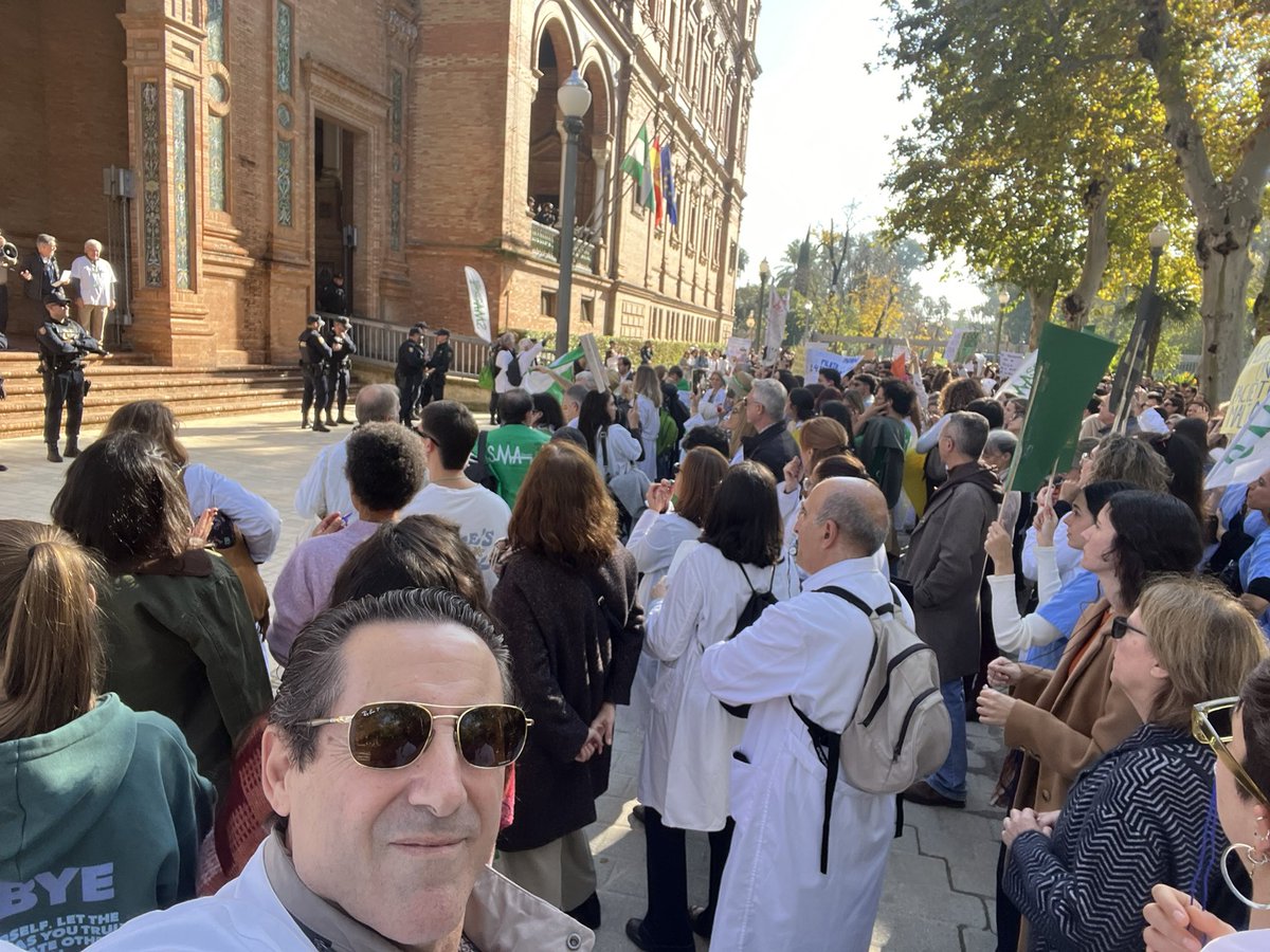 En casi 40 años como profesional, nunca he visto a tantos médicos unidos por dignificar la profesión médica (a pesar de que estos días, como sabrán, no cobramos). Veo jóvenes médicos junto a otros más mayores dispuestos a llegar hasta el final. 💪💪#EstatutoMédicoPropio