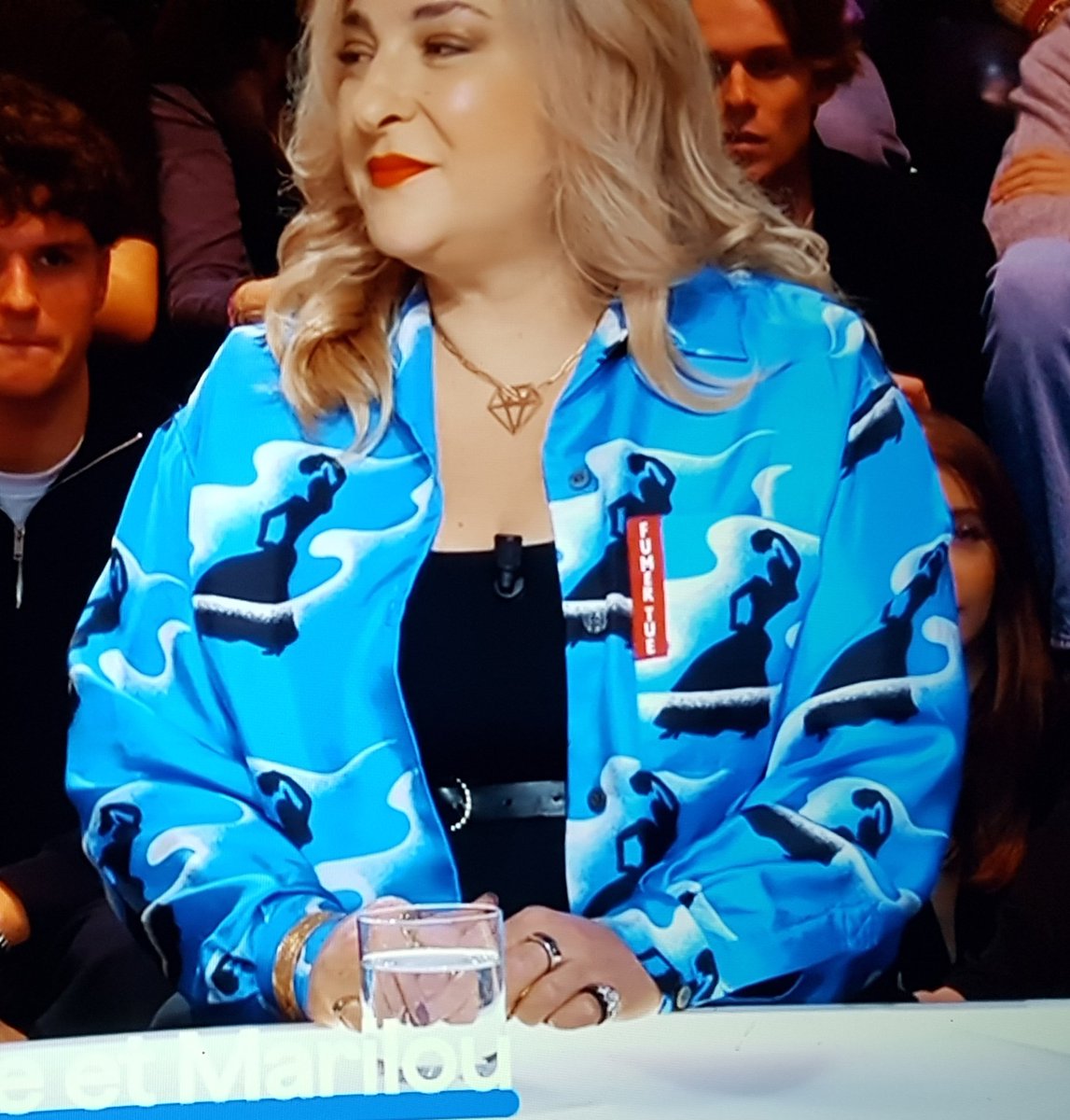 ASNLstory's tweet photo. Ce soir à #Quotidien sur @TMCtv Marilou Berry porte une tenue qui pose question...
Logo de la marque de cigarettes #Gitanes mais avec une étiquette rouge (style @LEVIS) sur laquelle il est écrit "Fumer tue" !
Alors pub illicite ou campagne anti-tabac ? Que dit la loi  Evin ? https://t.co/w63XeeIAeX