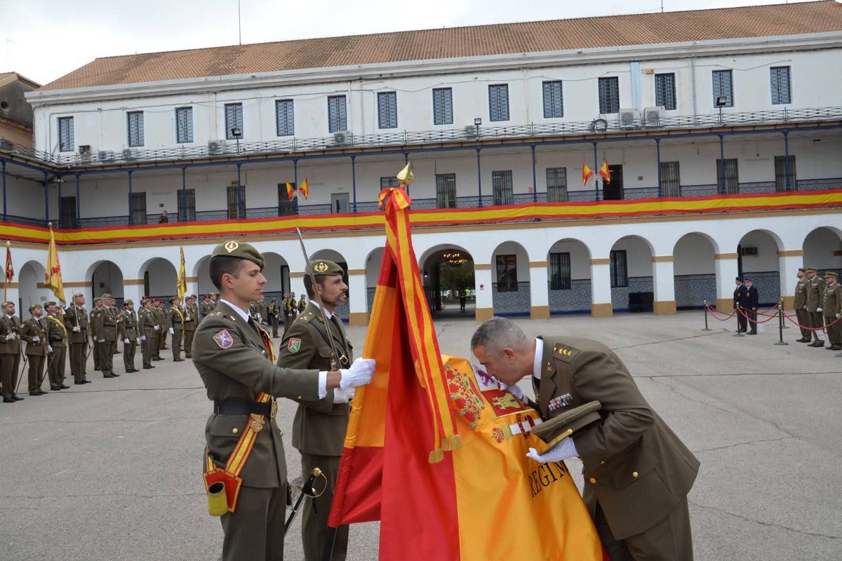 FUTER_ET's tweet photo. El coronel Bernardino Juarros la Fuente toma posesión como nuevo Jefe del Regimiento de Inteligencia Nº 1 #RINT1 en un acto militar desarrollado en el Acuartelamiento “San Juan de Ribera” en #Valencia.
#SomostuEjército https://t.co/XjVwcbmqVG
