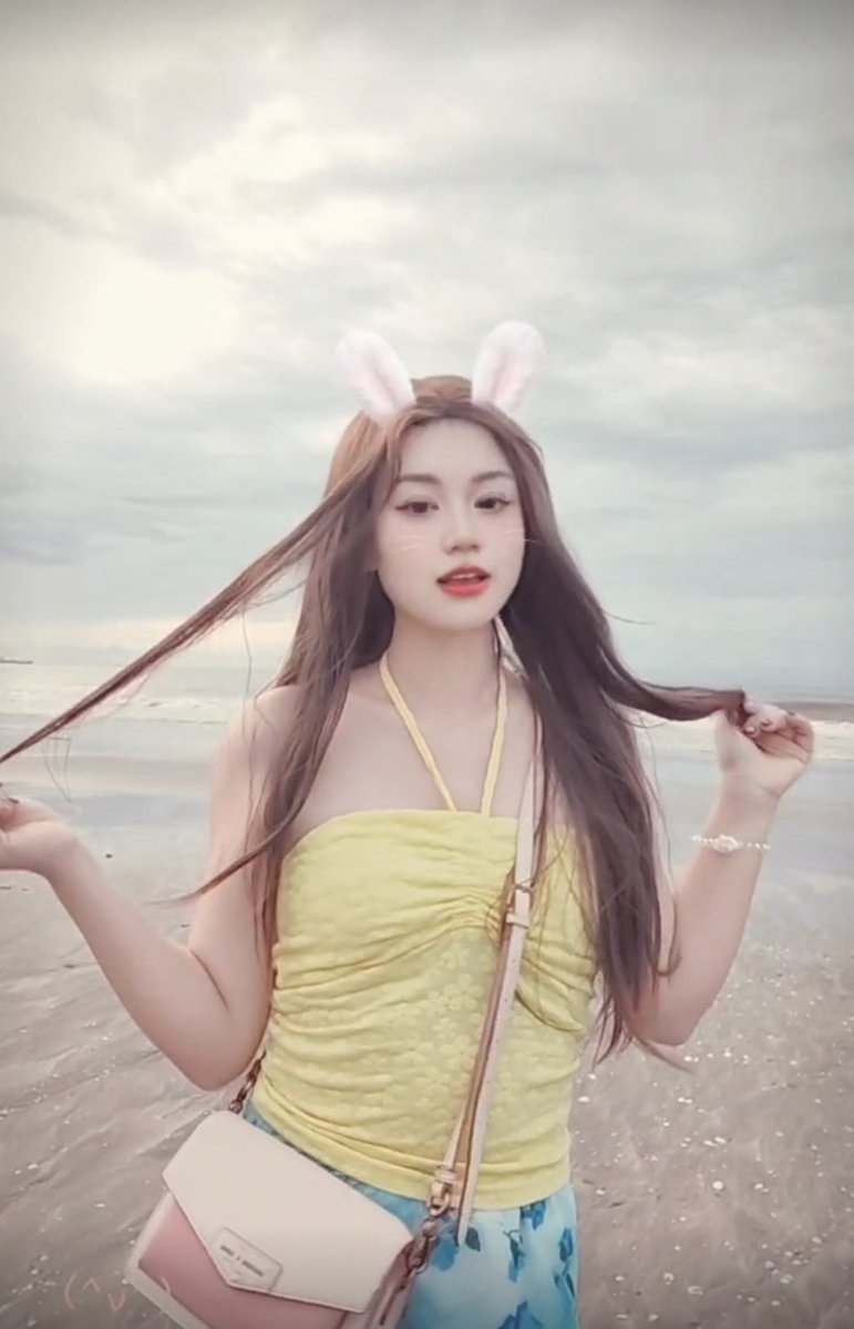 有她家里人的联系方式，如何用裸照威胁她做胁迫奴，具体该如何操作，求大神教我这个我是真喜欢