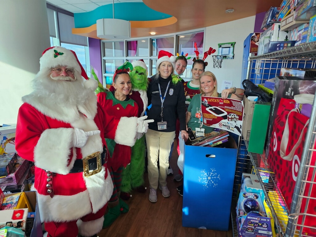ffxfirerescue's tweet photo. #FCFRD was honored to bring the big guy himself, Santa, to Inova Children’s so he could assist @FairfaxCountyPD with donating some of the toys collected through this year’s Santa’s Ride. We were grateful to be part of the holiday cheer! https://t.co/GIaTIEuZgi