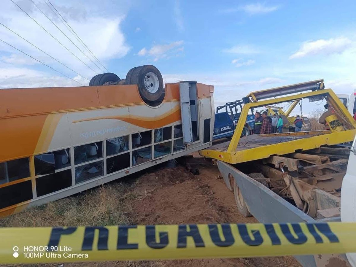 💔 Luto en Tacoaleche: la estudiante de 13 años fallecida tras la volcadura de un camión escolar ha sido identificada como Jennifer.
14 alumnos resultaron heridos, 3 de ellos con lesiones graves. 🕊️
#Accidente #Zacatecas #EcoDiario