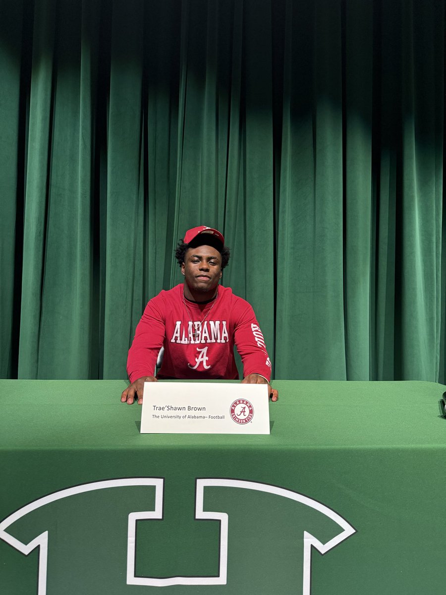 HuntsvilleHSFB's tweet photo. Congratulations to Traeshawn Brown on signing to @AlabamaFTBL 
#RollTide 
@CoachMoebes @HISDHornets 
#StingEm #RecruitTheVille https://t.co/KVH6UwozYi