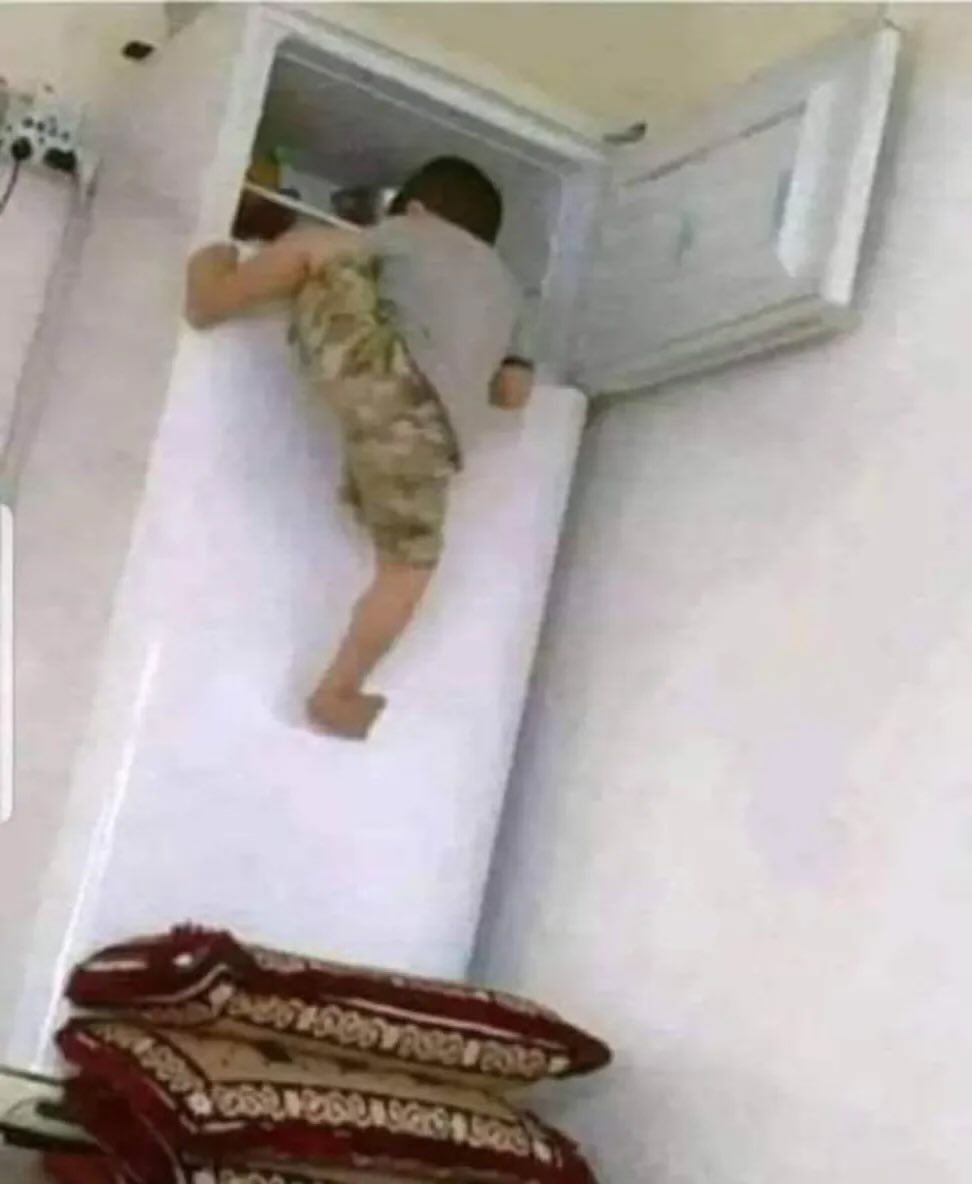 رزق کی تلاش میں برفانی چوٹیاں سر کرتا ہوا جانباز، بہادر اور بے باک سپاہی!!!!!

#رہائی_کا_واحد_راستہ_مزاحمت 
#تمھیں_خوف_کے_بت_توڑنے_ہونگے