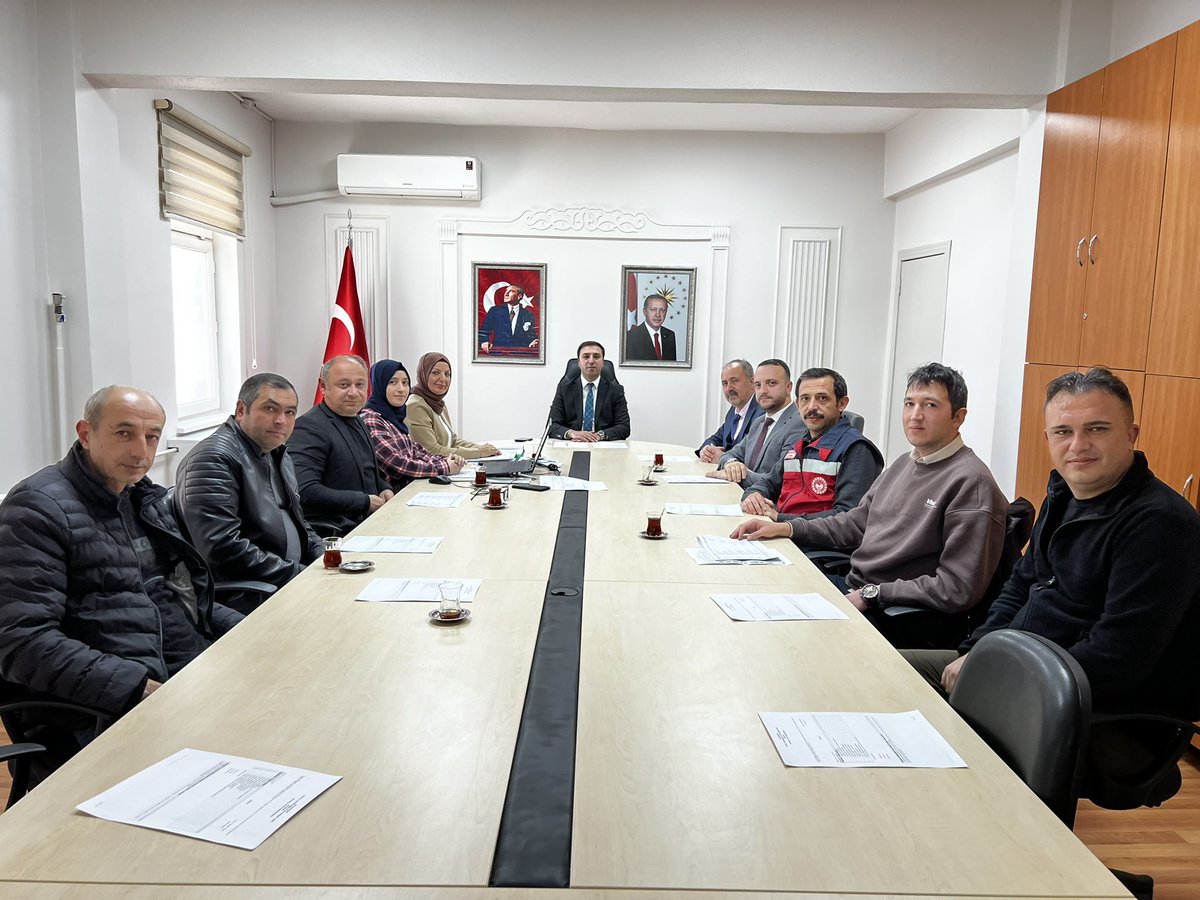 Çavdarhisar Sosyal Yardımlaşma ve Dayanışma Vakfı Mütevelli Heyeti Toplantısı Kaymakamımız Sn. Murat Ak başkanlığında ilgili kurum amirlerinin katılımıyla gerçekleştirildi.