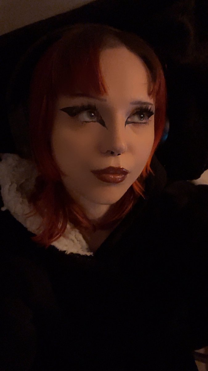 church0fsalem's tweet image. you guys mind if a goth girl looks really beautiful while wearing a snoodie?
