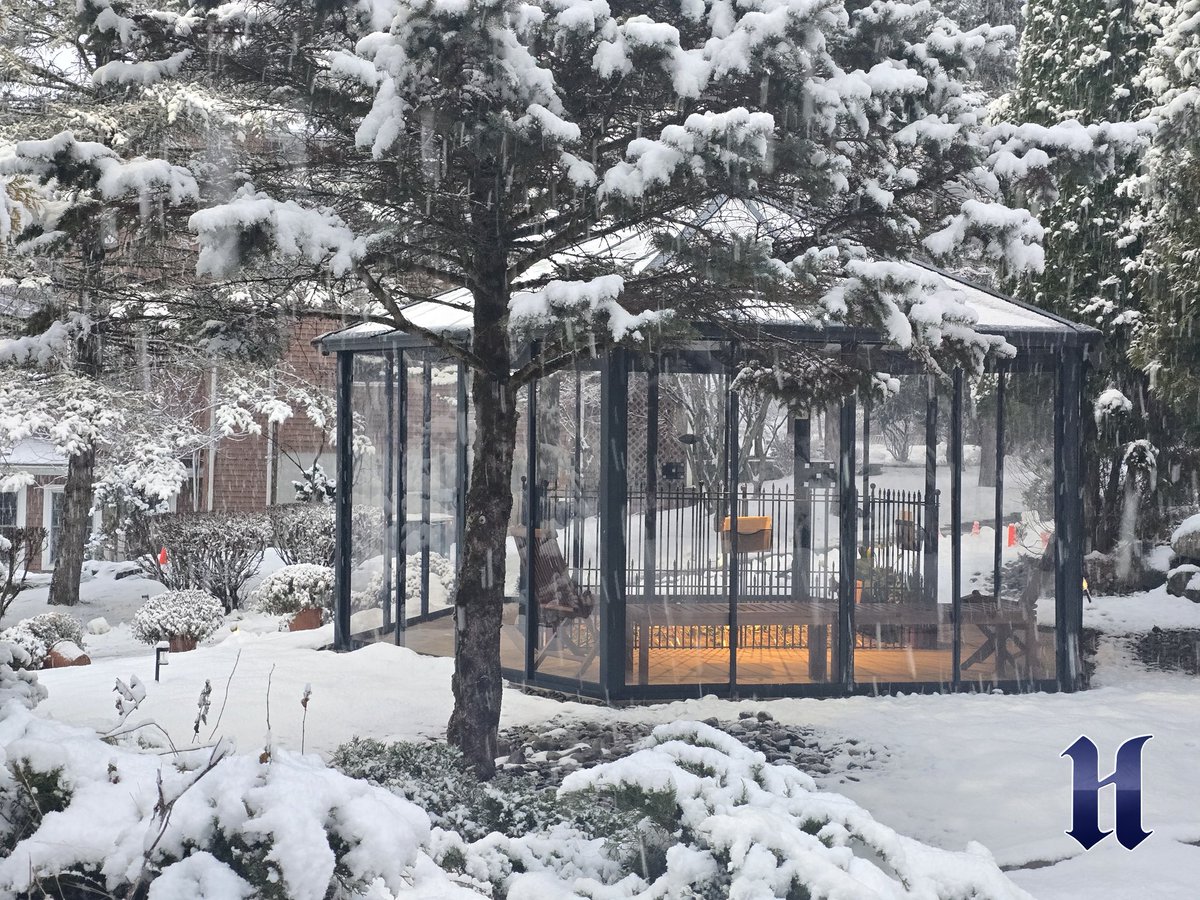 Herkul_Nagme's tweet image. Dünya, ılgıt ılgıt şefkat tecellîlerinin kesintisiz esip durduğu, rahmet sağanaklarının gelip gelip üzerimize boşaldığı âdeta bir yağmur ormanı, ışık ve güzellik dalgalarının ufkumuzda sürekli tüllendiği ve belli bir çerçevede ötelerin bütün debdebesini, ihtişamını aksettiren bir…