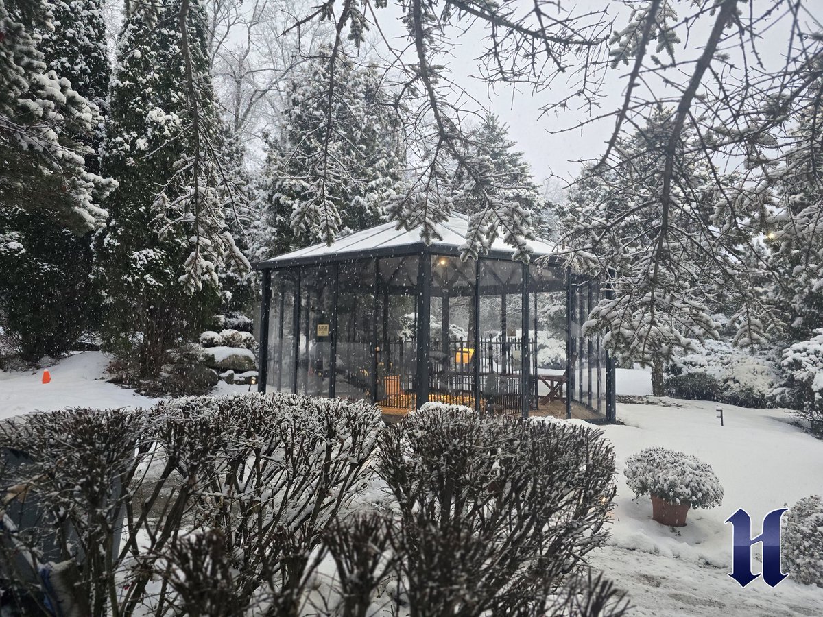 Herkul_Nagme's tweet image. Dünya, ılgıt ılgıt şefkat tecellîlerinin kesintisiz esip durduğu, rahmet sağanaklarının gelip gelip üzerimize boşaldığı âdeta bir yağmur ormanı, ışık ve güzellik dalgalarının ufkumuzda sürekli tüllendiği ve belli bir çerçevede ötelerin bütün debdebesini, ihtişamını aksettiren bir…