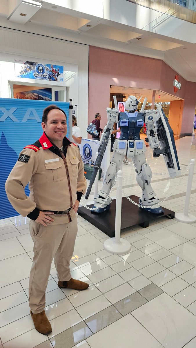 Whodigiya's tweet photo. I'll be going to the Gundam Base Chicago's opening! Throwback to when @Dreaded_87 and I went to the pop-up in Houston. https://t.co/KWP3Vfj3nr