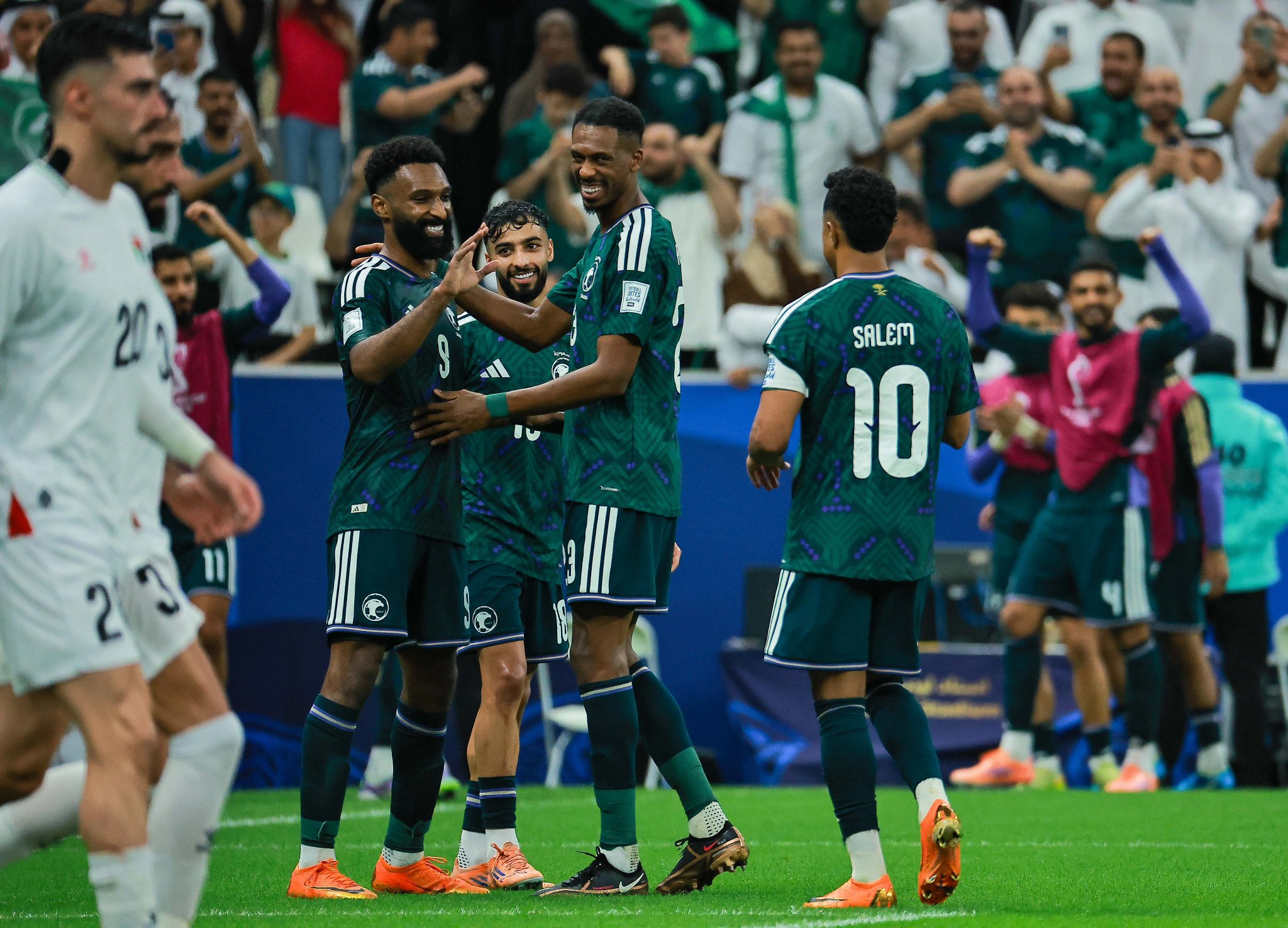 المنتخب السعودي ينتصر على نظيره منتخب فلسطين بنتيجة 2-1 ويتأهل لدور نصف نهائي بطولة كأس العرب. ينتظر الفائز من مواجهة الأردن والعراق 