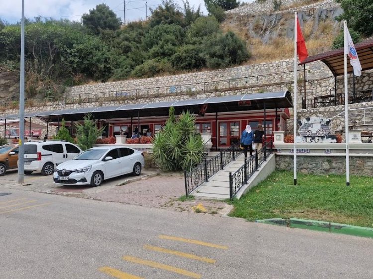 Şükrü Deviren’e Yastık Yorgan Getirin Direniş Yapacakmış 🤣🤣🤣

Yerel yönetimlerde skandal duymak alışık olduğumuz bir şey ama Gemlik’te yaşanan durum, bugüne kadar görülmüş tüm absürtlükleri sollayacak cinsten. Kaçak yapılarla mücadele etmesi gereken bir belediye başkanının,