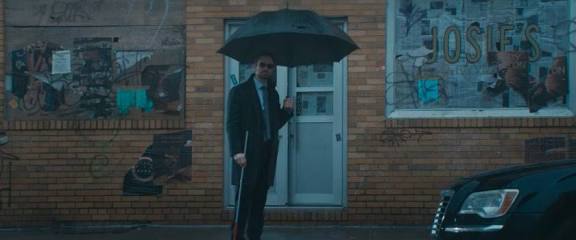 Y de rebote, pasando por delante del bar de Josie en Daredevil.