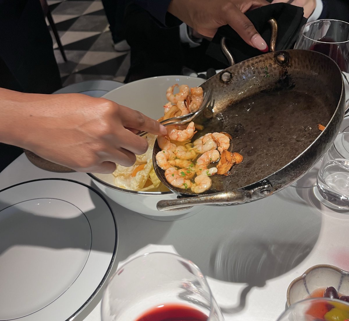 Tenía ganas de ir a probar Caja de Cerillas y la verdad es que me ha gustado mucho. La comida riquísima (lenguado espectacular, adictiva oreja son salsa brava y flan que lleva a la infancia), trato y local de lo más agradable. Para volver.