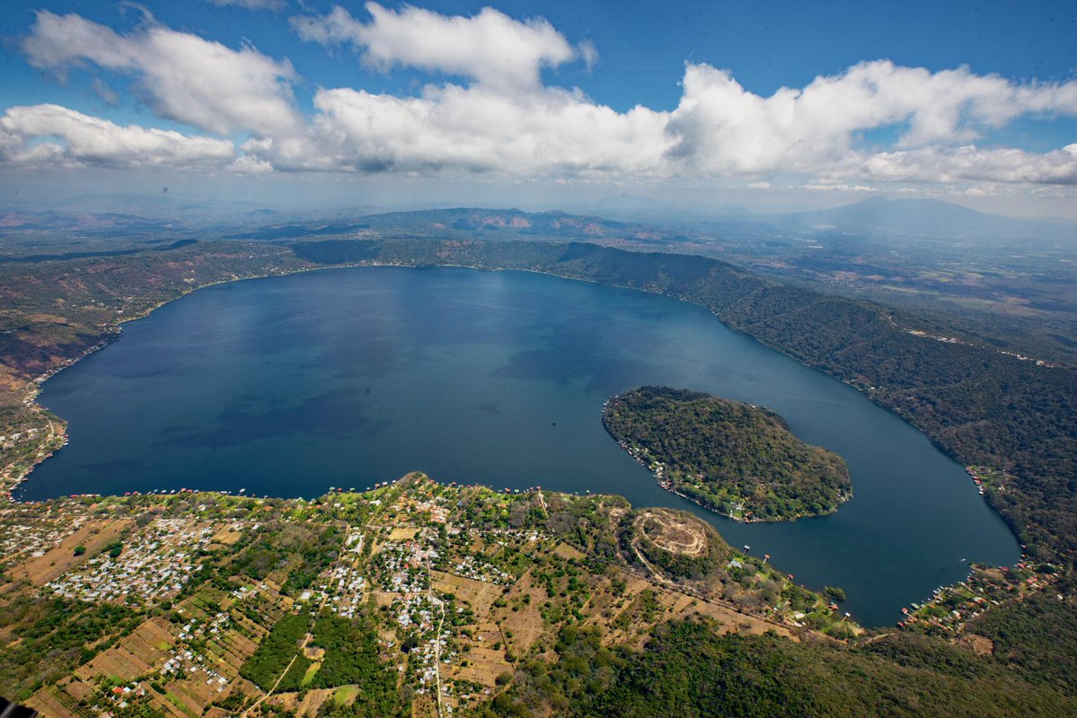 Luego de ser recibido con todos los honores en el Aeropuerto Internacional, el Presidente de Costa Rica, <a href="/RodrigoChavesR/">Rodrigo Chaves</a>, se ha trasladado hacia Casa Presidencial de Coatepeque donde sostendrá un encuentro con el Presidente <a href="/nayibbukele/">Nayib Bukele</a>.

🇸🇻🤝🏻🇨🇷