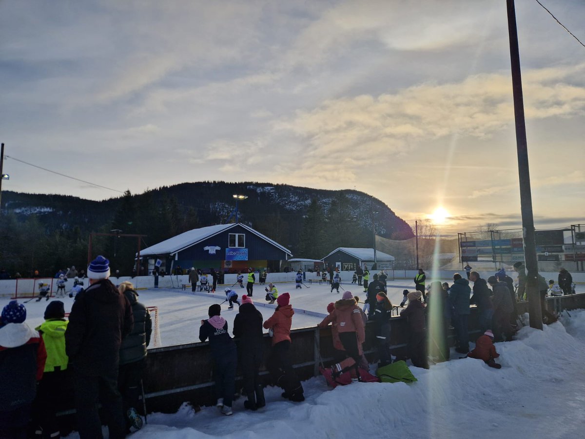 MyhrRgen's tweet photo. Etter en varierende høst er vi omsider godt i gang med sesongen på Hølonda Utebane. Slik dugnadsånd skal du lete lenge etter!🏒😎 #2hockey https://t.co/QBmvMzm9Ur