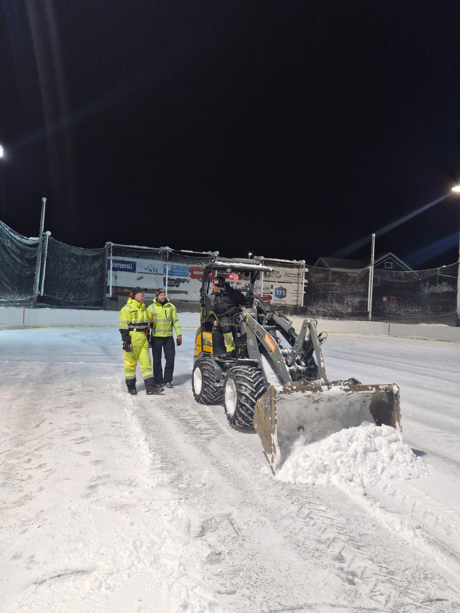 MyhrRgen's tweet photo. Etter en varierende høst er vi omsider godt i gang med sesongen på Hølonda Utebane. Slik dugnadsånd skal du lete lenge etter!🏒😎 #2hockey https://t.co/QBmvMzm9Ur