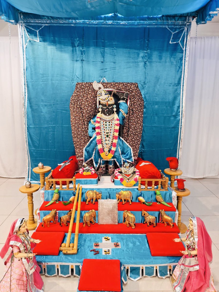 PushtiparivarUk's tweet image. @ShriYadunathji 
@pushtisaaj 
@PushtiShangar 
@ShreenathjiNtd @UKhindumatters 
@hfbritain @_MukeshAmbani #London #wembly #darshan #haveli #pushtimarg #shreenathjihavelipushtiparivar #shreenathji