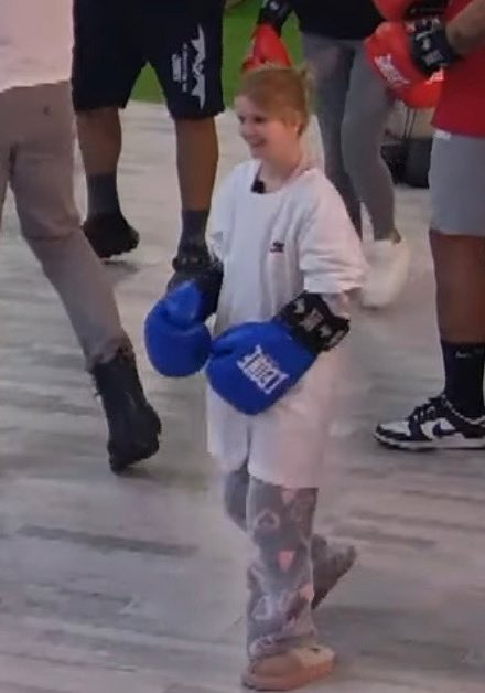 #LaCasaDeLosGemelos2D4 abultan mas los guantes que ella JAJAJAJA