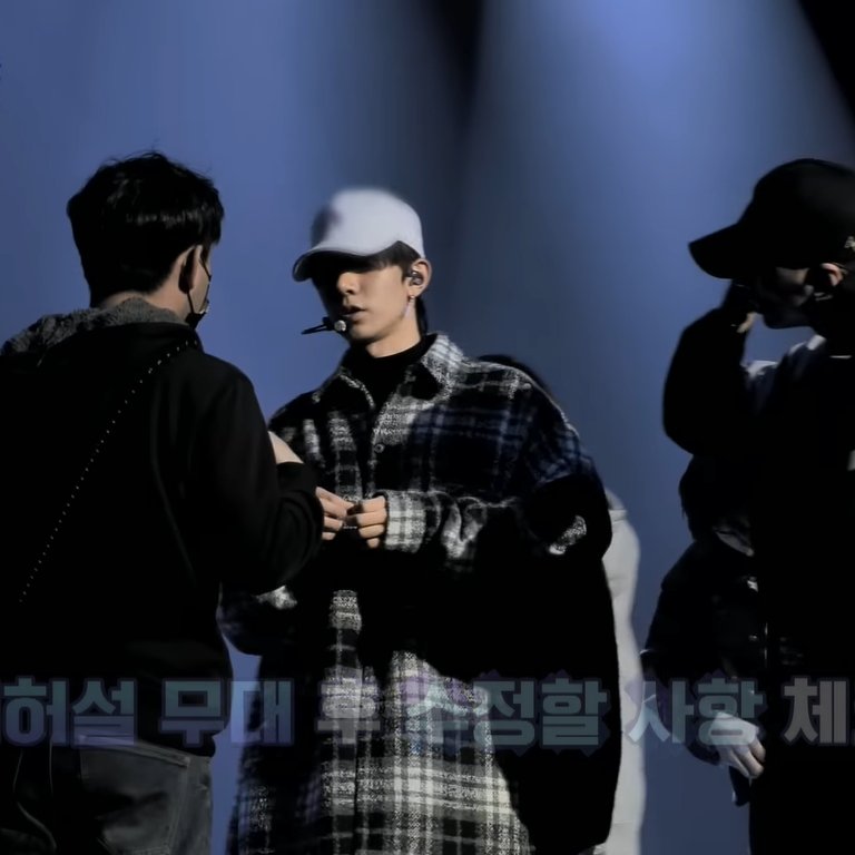 oversize sevdasının geldiği nokta..
tek soru heeseung 10xl nereden buldu