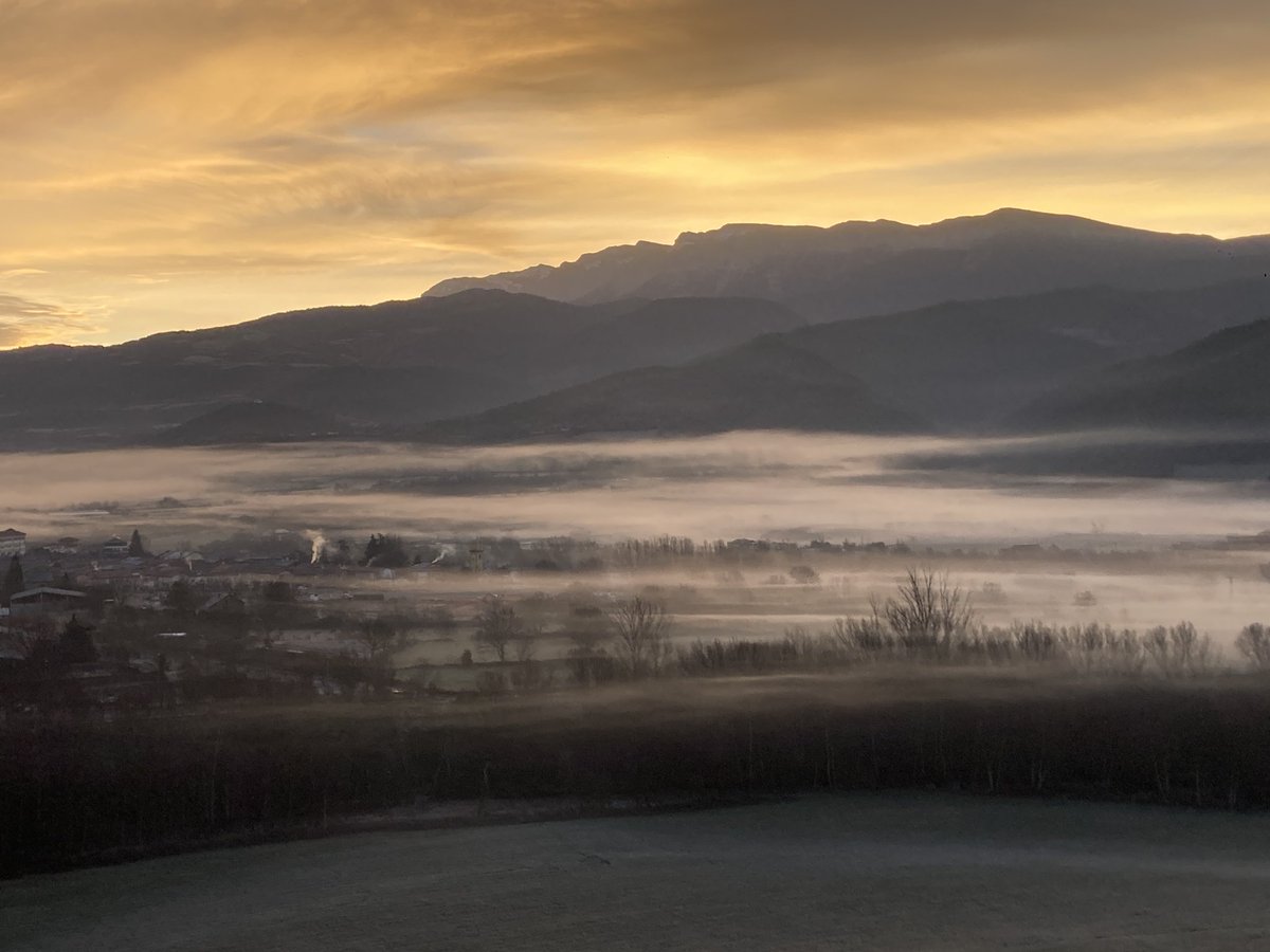 JICervera's tweet image. Sol d’hivern. #Castellciutat #AltUrgell #Pirineu #LaSeudUrgell #meteo #boira #Pyrenees