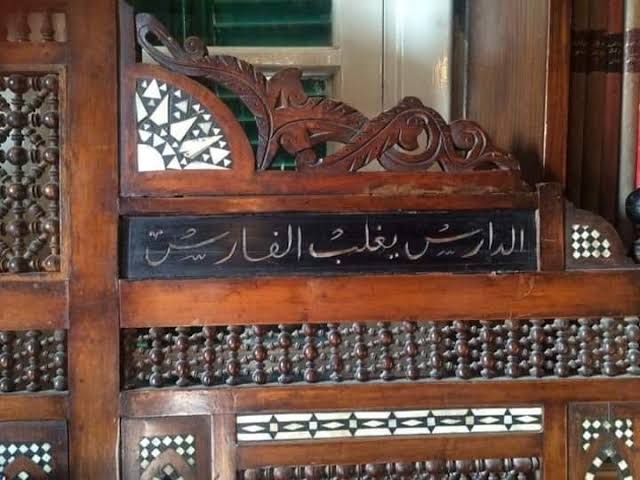 كرسي شيخ العربية الأستاذ محمود شاكر 

الدارس يغلب الفارس